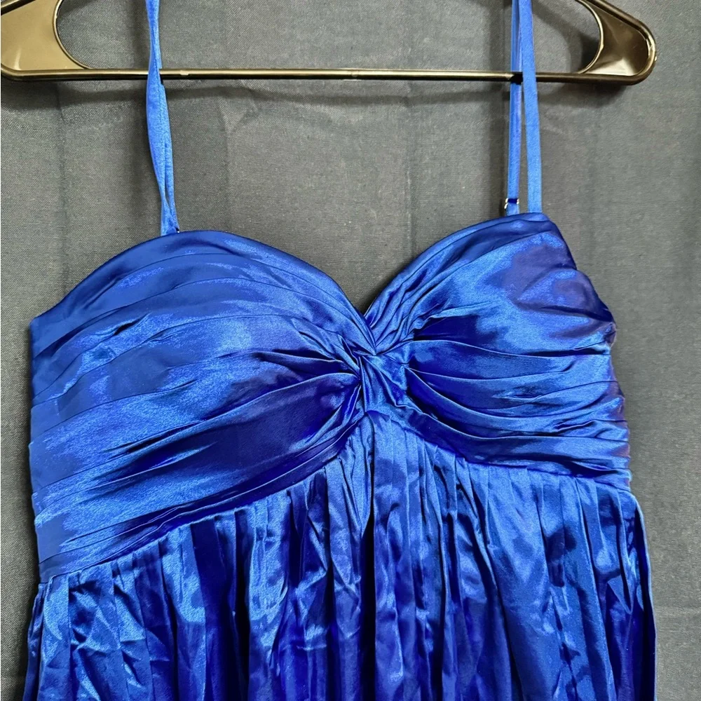 Elegant Blue Dress with Red Accent - Picture 3 of 9